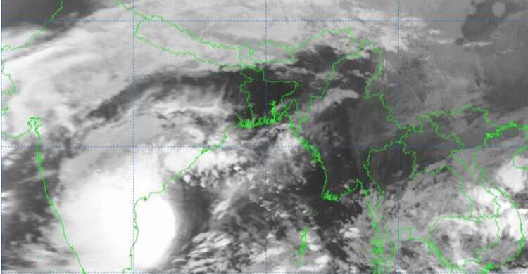 মন্থা প্রবল ঘূর্ণিঝড়ে পরিণত, হুঁশিয়ারি সংকেত অব্যাহত