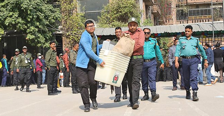 ঢাকা-৮ আসনের কেন্দ্র গুলোতে চলছে নির্বাচনী সরঞ্জাম বিতরণ