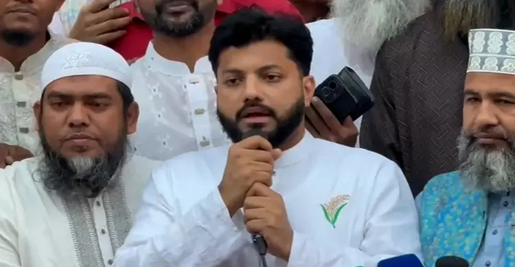 মেহনতি মানুষের সাথে বসে ইফতার করতে পারলে আমি ধন্য: ইশরাক