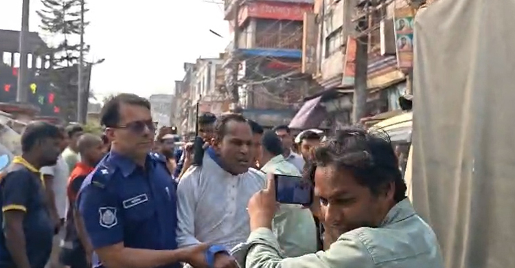 শহীদ মিনারে ফুল দিতে গিয়ে আওয়ামী লীগের দুই নেতা গ্রেফতার