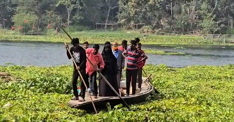 ৫ টাকায় নদী পারাপার, হাজারো মানুষের ভরসা নহাটা বাটাজোড় খেয়াঘাট