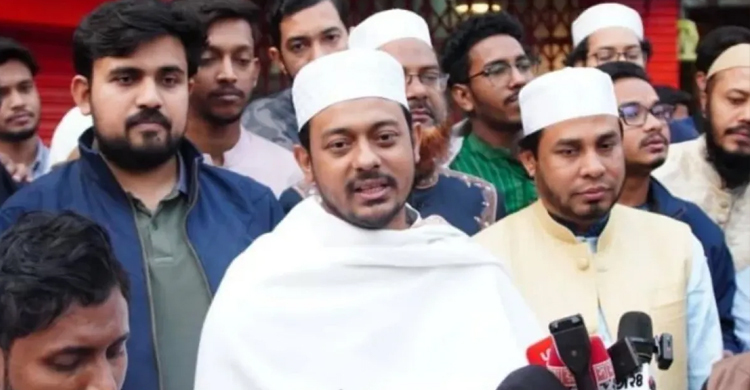 মসজিদে মুসল্লীদের সাথে কুশল বিনিময় করছেন নাসিরউদ্দিন পাটোয়ারী