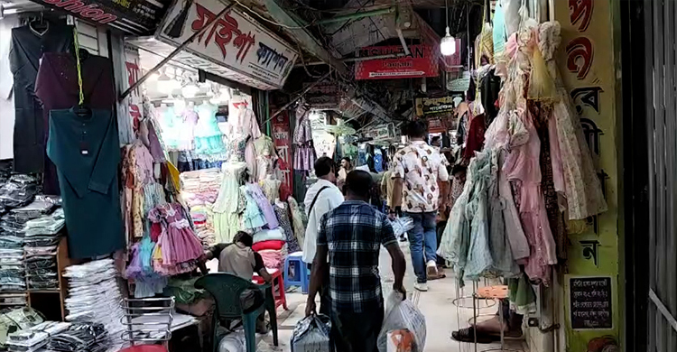 কেরানীগঞ্জের পাইকারি কাপড়ের বাজার জমজমাট