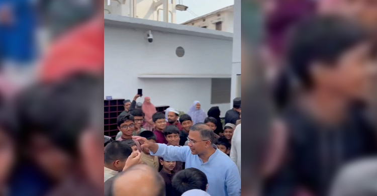 জুমার নামাজ শেষে শিশুদের সঙ্গে প্রধানমন্ত্রীর শুভেচ্ছা বিনিময়