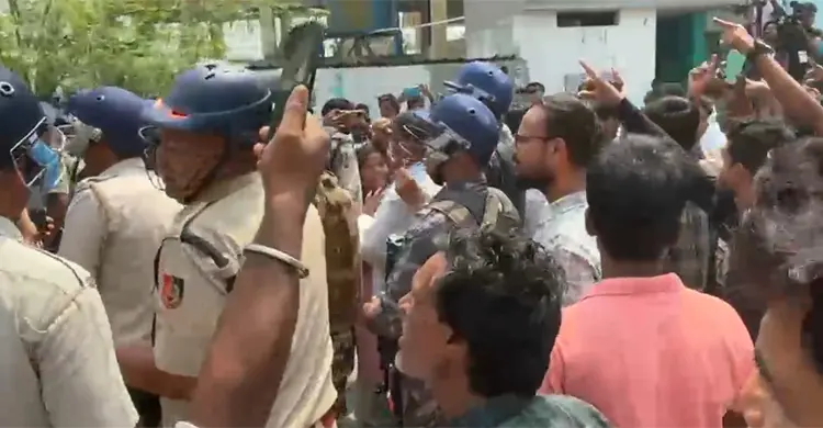 ভোটকেন্দ্রে হুমায়ুন কবিরের সঙ্গে তৃণমূল কর্মীদের সংঘাত-বচসা