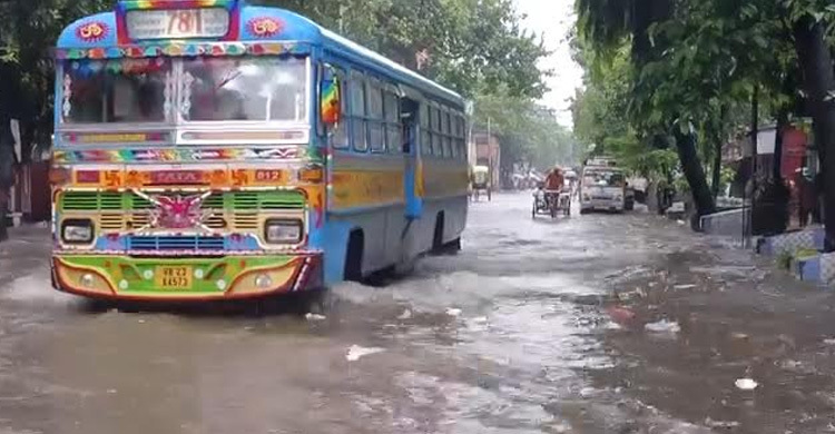 টানা বৃষ্টিতে কলকাতায় চরম দুর্ভোগ