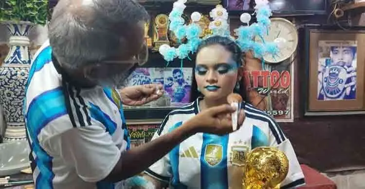 নিজেকে পুরোপুরি আর্জেন্টিনার রঙে রাঙালেন নারী ভক্ত