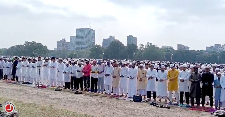 রাস্তা ছেড়ে প্যারেড গ্রাউন্ডে হলো বৃহত্তম ঈদ জামাত