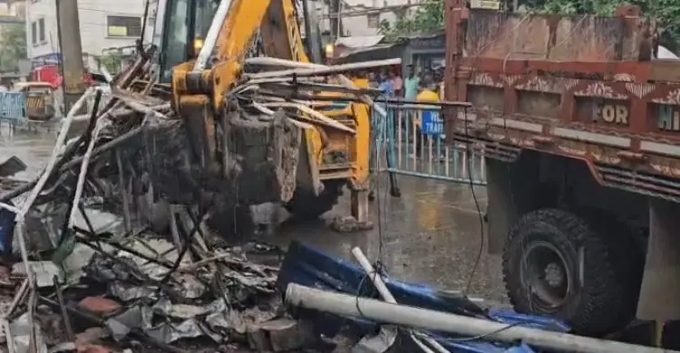 বুলডোজার দিয়ে ভাঙা হলো অভিষেক ব্যানার্জীর কার্যালয়