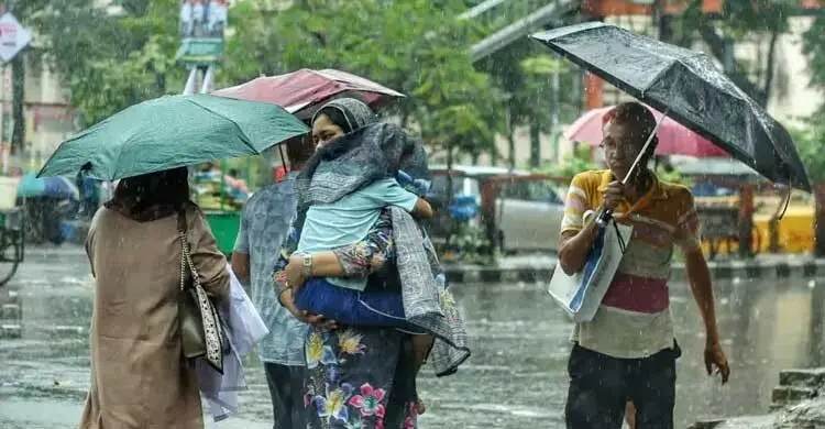 বৃষ্টির ভেজা মুহূর্ত, কিন্তু সতর্কতা জরুরি
