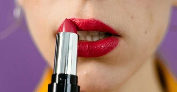 ঠোঁটের আকার অনুযায়ী কোন লিপ মেকআপ দেবেন