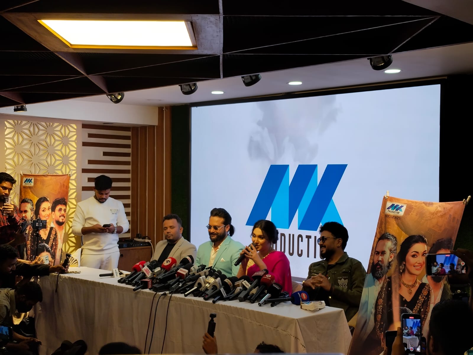 শাকিব খান ছাড়া কেউ আগ্রহী নন, তখন আদরকে নিয়ে চ্যালেঞ্জ