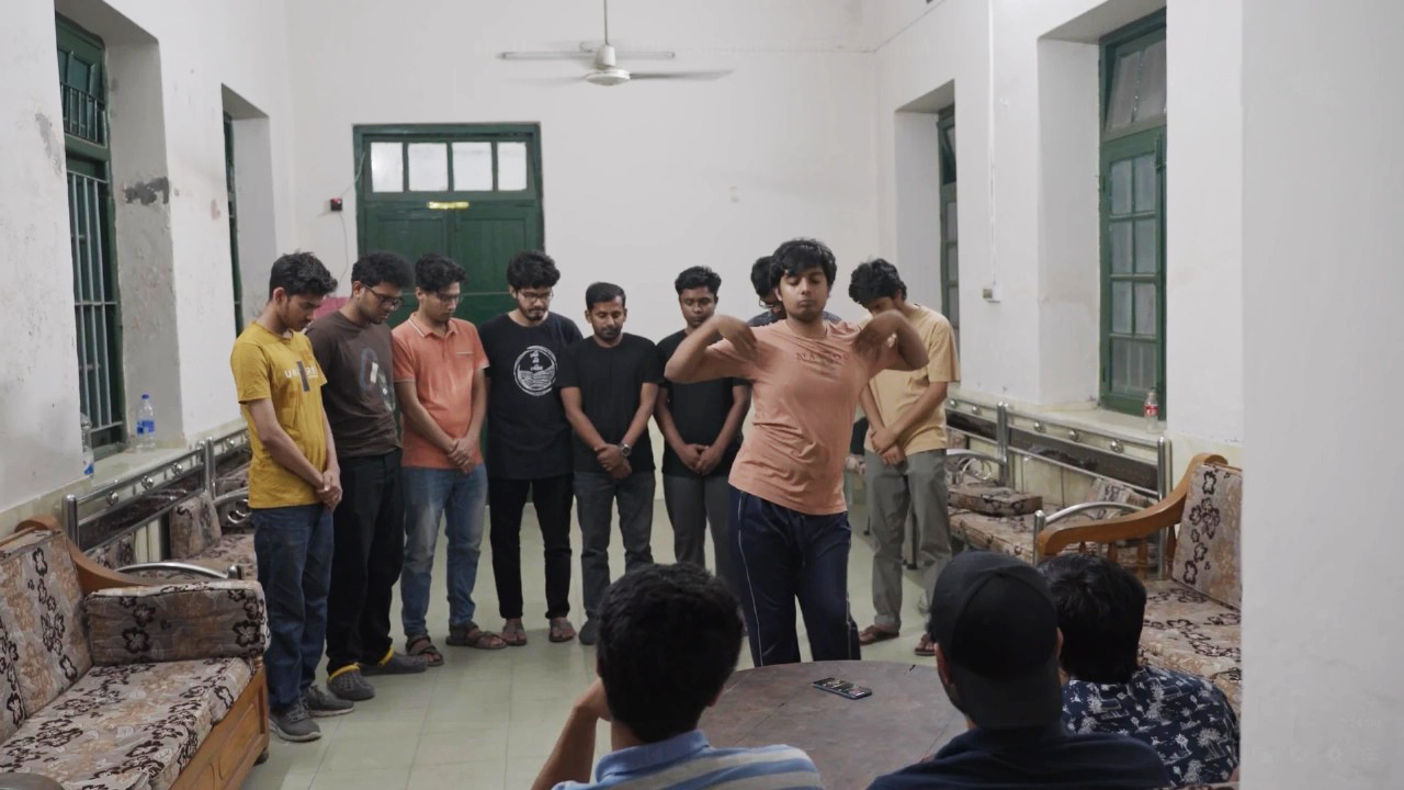 হক সাহেবের আয়নায় যা দেখবেন, সবই বাস্তব