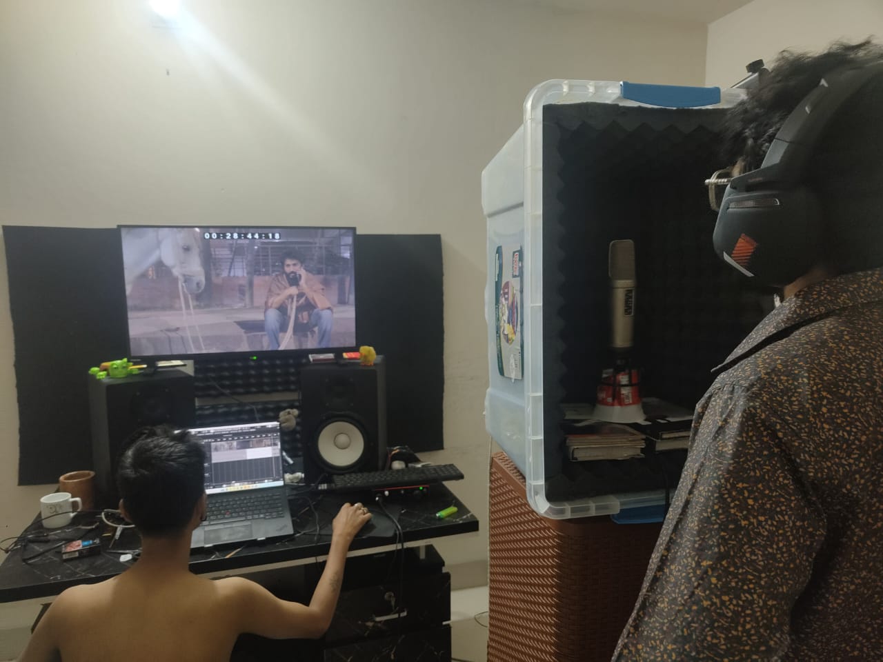 হক সাহেবের আয়নায় যা দেখবেন, সবই বাস্তব