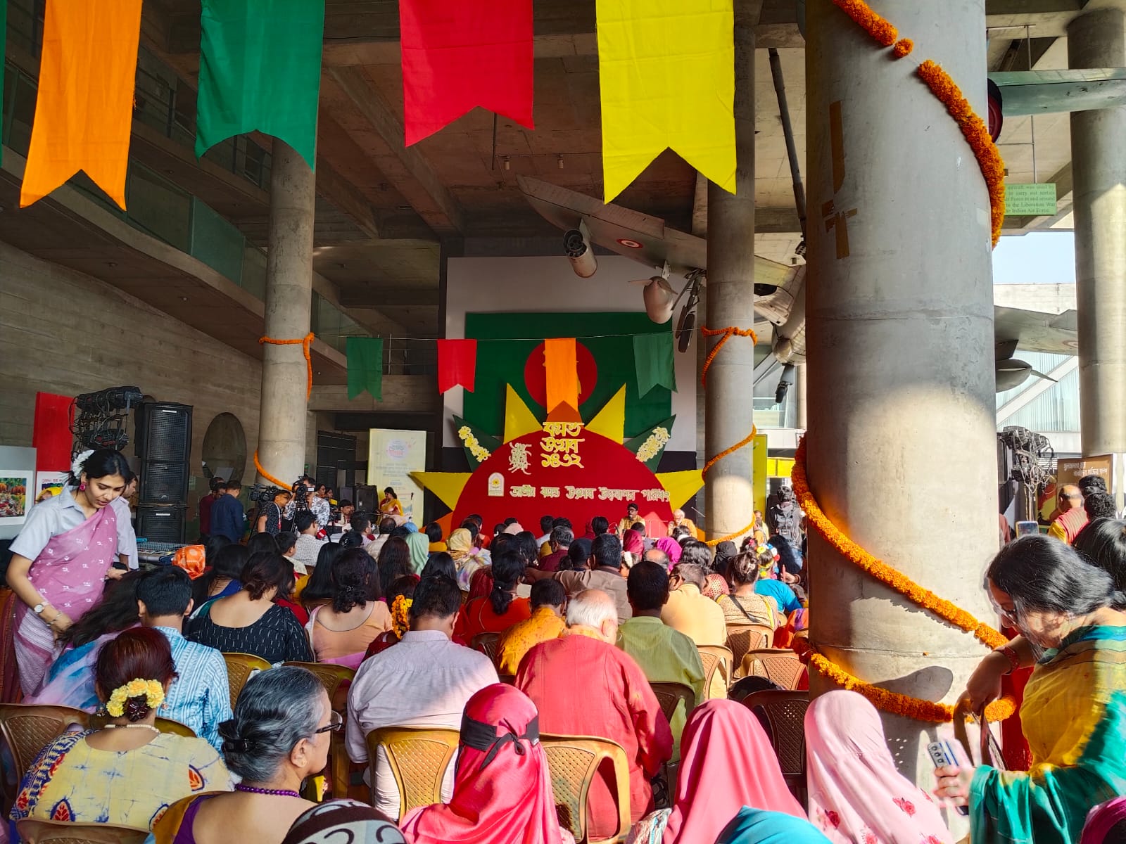 বসন্তে রঙিন হয়ে উঠল জাদুঘরের আঙিনা