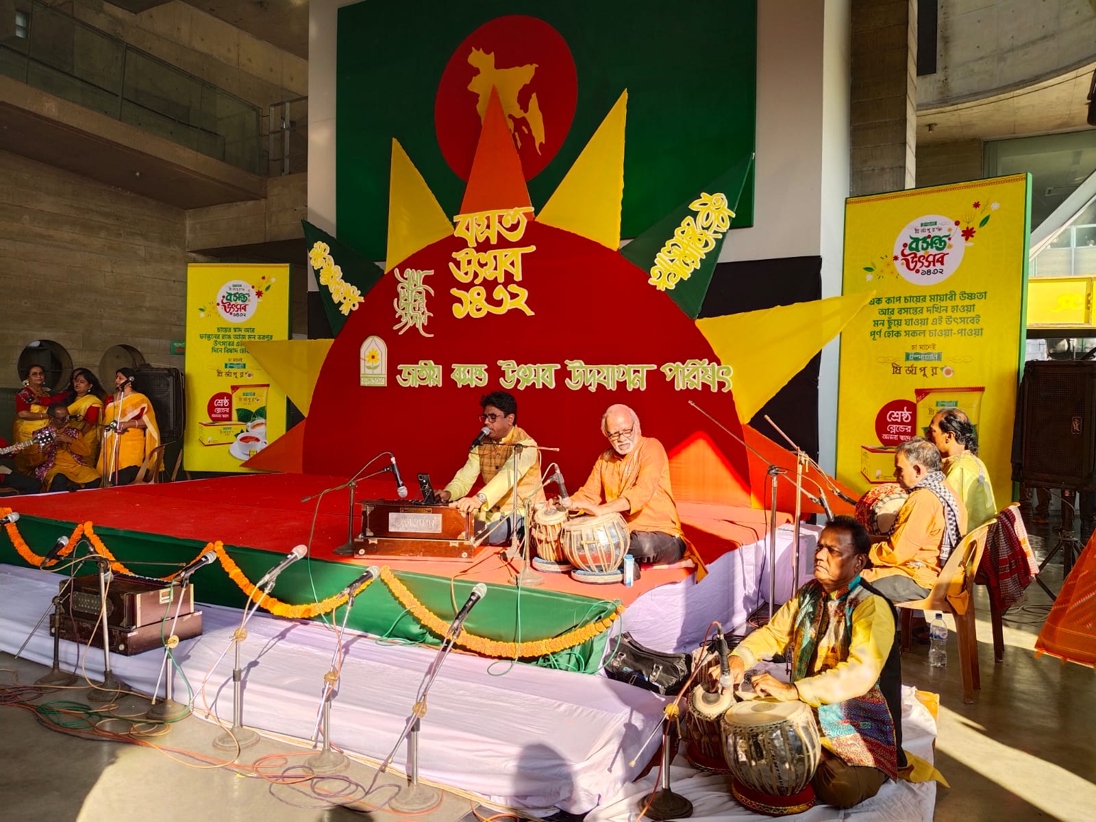 বসন্তে রঙিন হয়ে উঠল জাদুঘরের আঙিনা