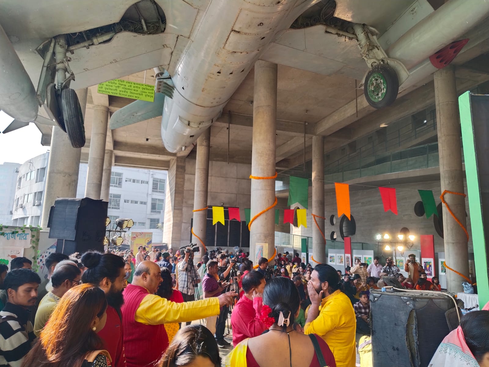 বসন্তে রঙিন হয়ে উঠল জাদুঘরের আঙিনা