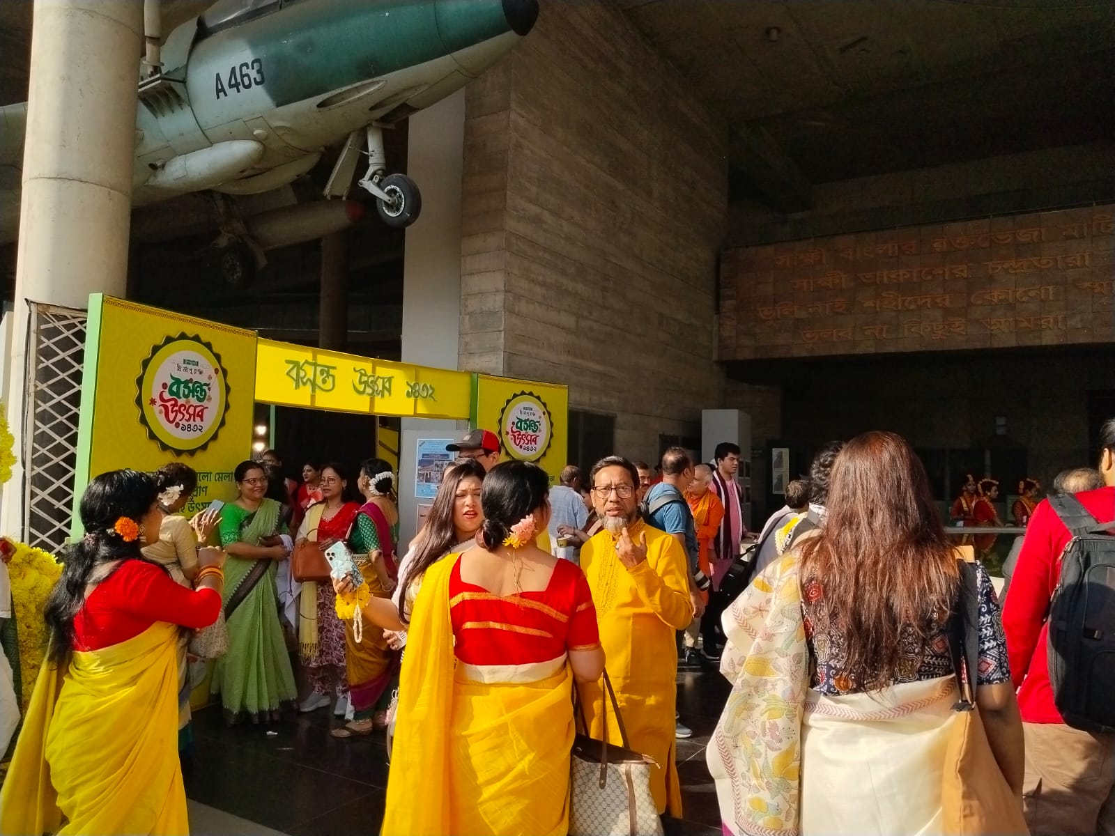 বসন্তে রঙিন হয়ে উঠল জাদুঘরের আঙিনা