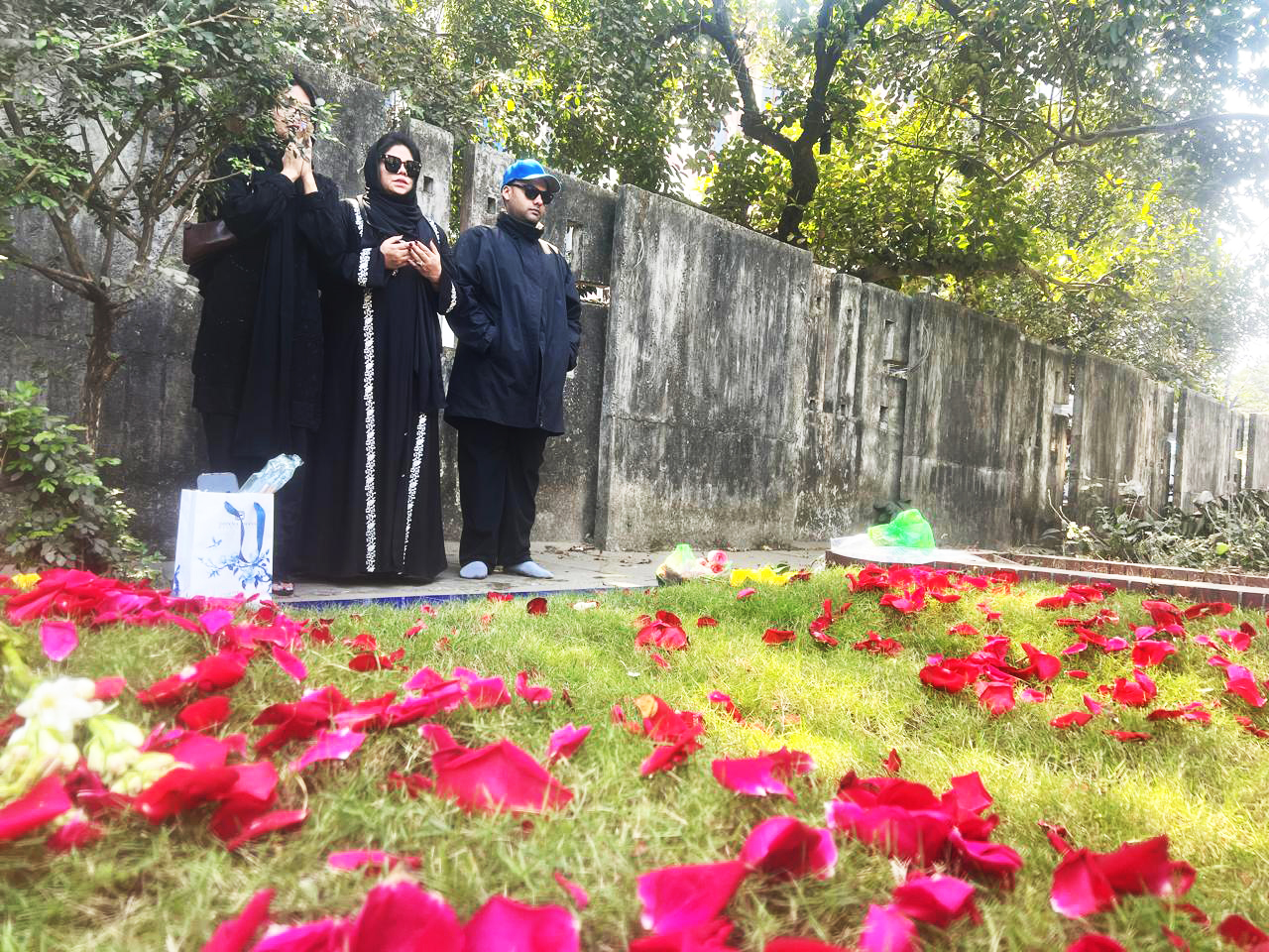 মা-বোনকে নিয়ে বাবা শাফিনের সমাধিতে ওজি