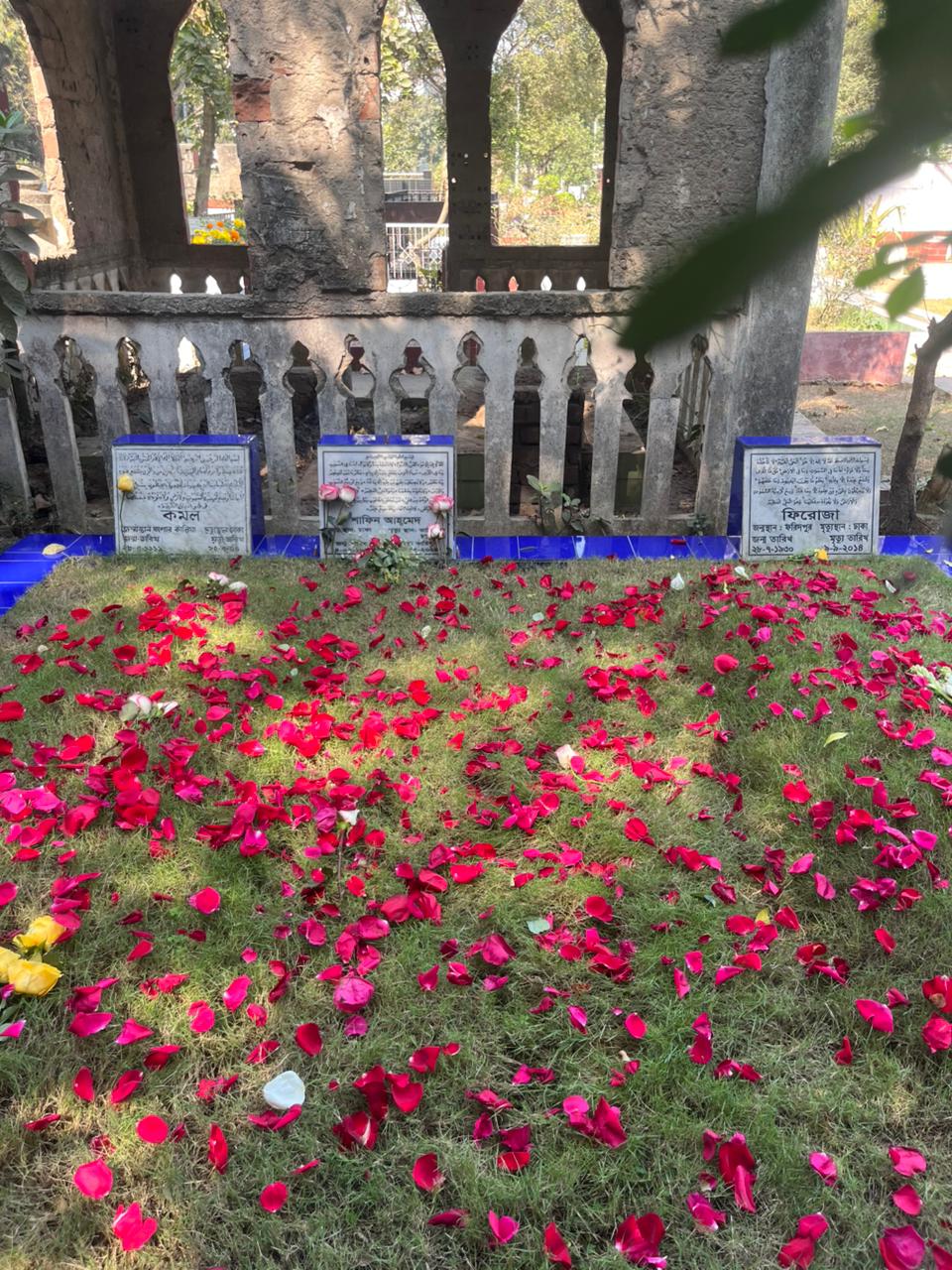 মা-বোনকে নিয়ে বাবা শাফিনের সমাধিতে ওজি