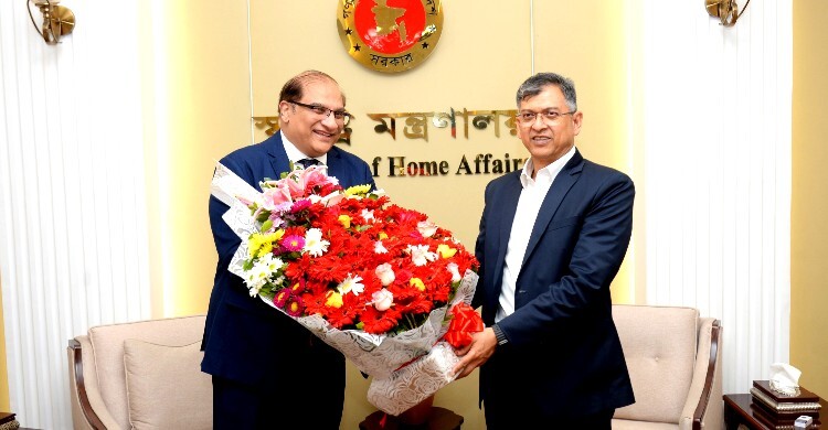 স্বরাষ্ট্রমন্ত্রীর সঙ্গে পাকিস্তানের হাইকমিশনারের সাক্ষাৎ