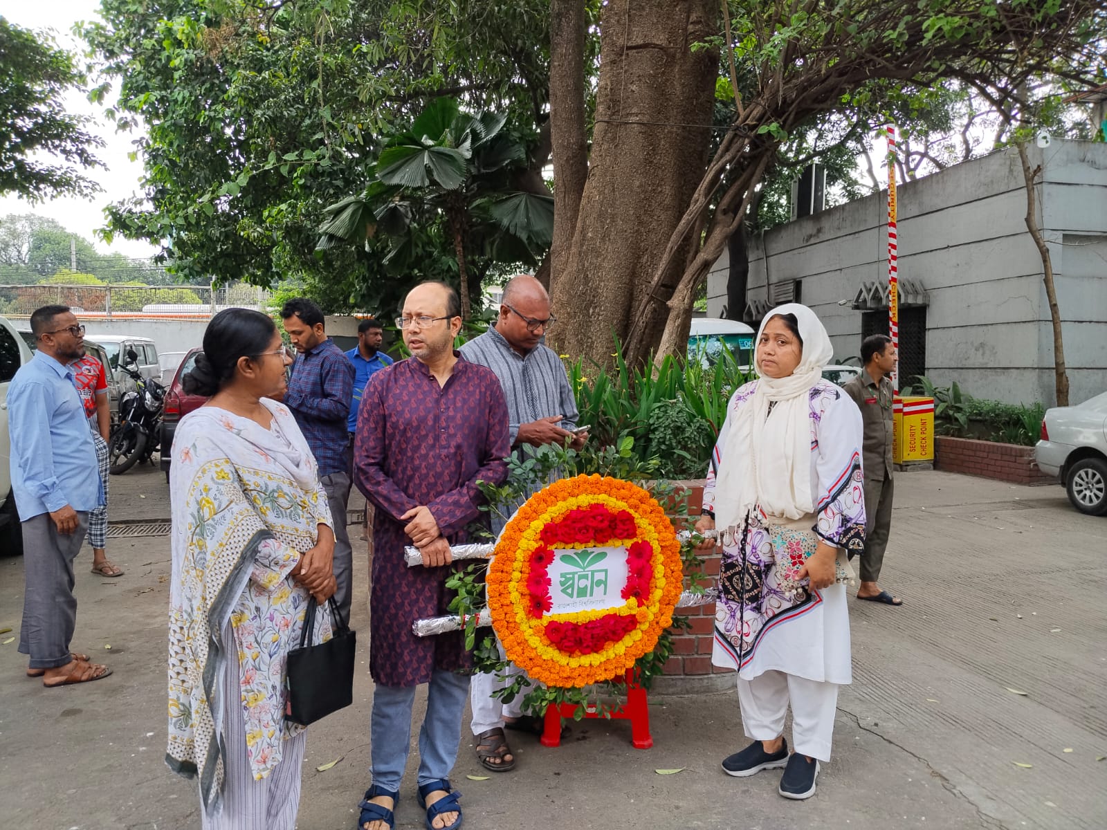সুমনের জানাজায় তারকারা, যুক্তরাজ্য থেকে পরিবার ফিরলেই দাফন