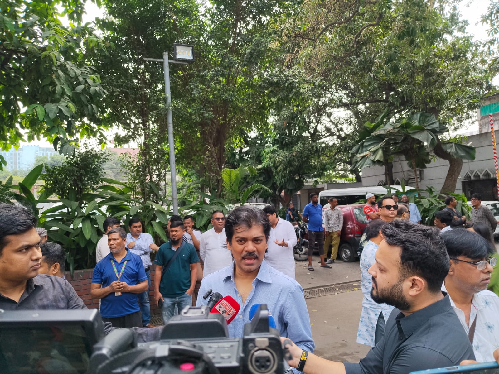 সুমনের জানাজায় তারকারা, যুক্তরাজ্য থেকে পরিবার ফিরলেই দাফন