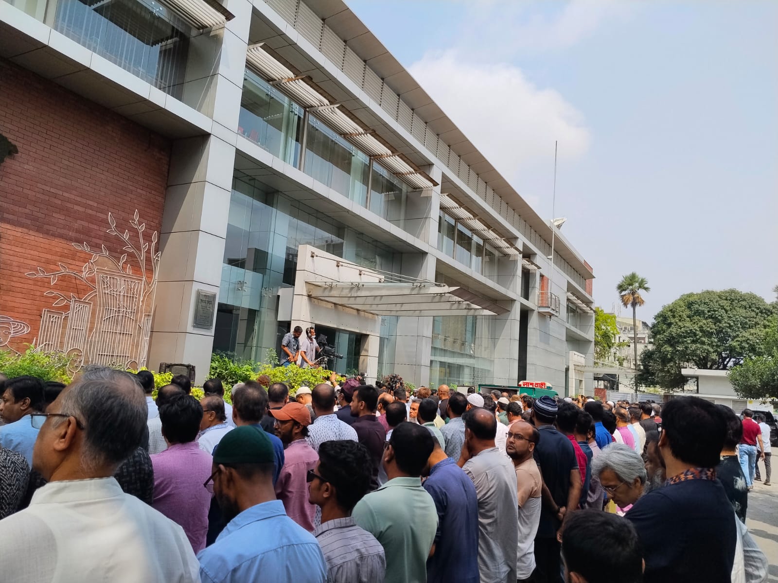 সুমনের জানাজায় তারকারা, যুক্তরাজ্য থেকে পরিবার ফিরলেই দাফন