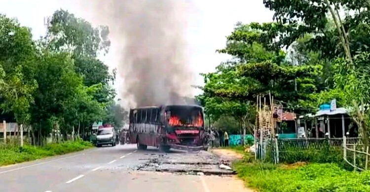 ফটিকছড়িতে দুর্ঘটনায় বাবা-ছেলে নিহত, বিআরটিসি বাসে আগুন