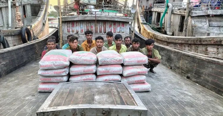 মিয়ানমারে পাচারকালে ১৪৫০ বস্তা সিমেন্টসহ দুই বোট জব্দ, আটক ২১
