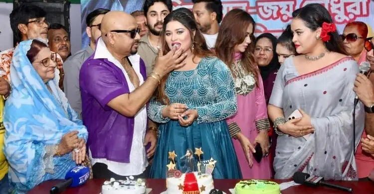 নির্বাচনি ব্যস্ততার মাঝেই এফডিসিতে শিরিন শিলার জন্মদিন উদযাপন