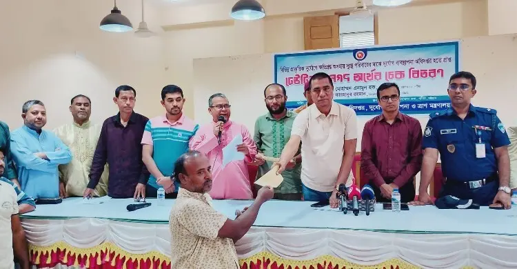 নগদ অর্থ ও ঢেউটিন পেলো পটিয়ায় বন্যায় ক্ষতিগ্রস্ত ৩৮ পরিবার