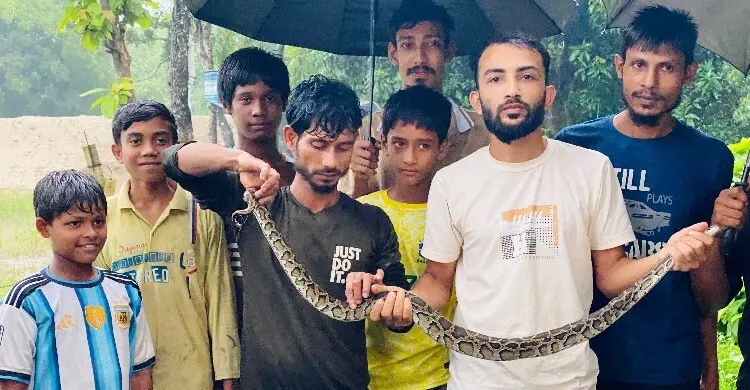 বিক্রির আশায় ৩ দিন জালে আটকে রাখা হয় অজগর