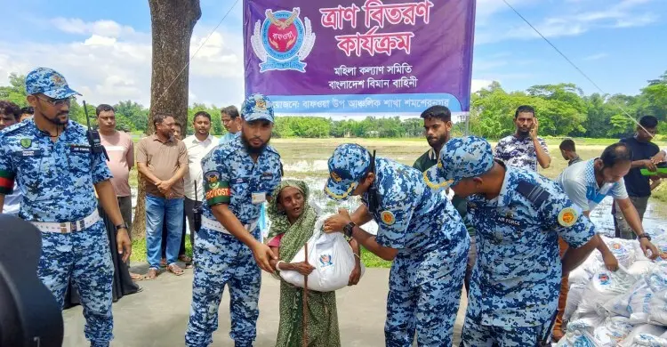বন্যাদুর্গত মানুষের পাশে বিমানবাহিনী মহিলা কল্যাণ সমিতি