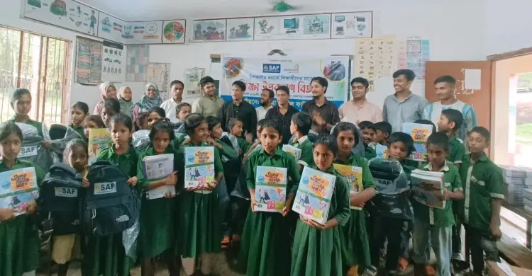 বাঁশখালীর দুটি স্কুলে শিক্ষা-উপকরণ দিলো সালাম-আদিল ফাউন্ডেশন