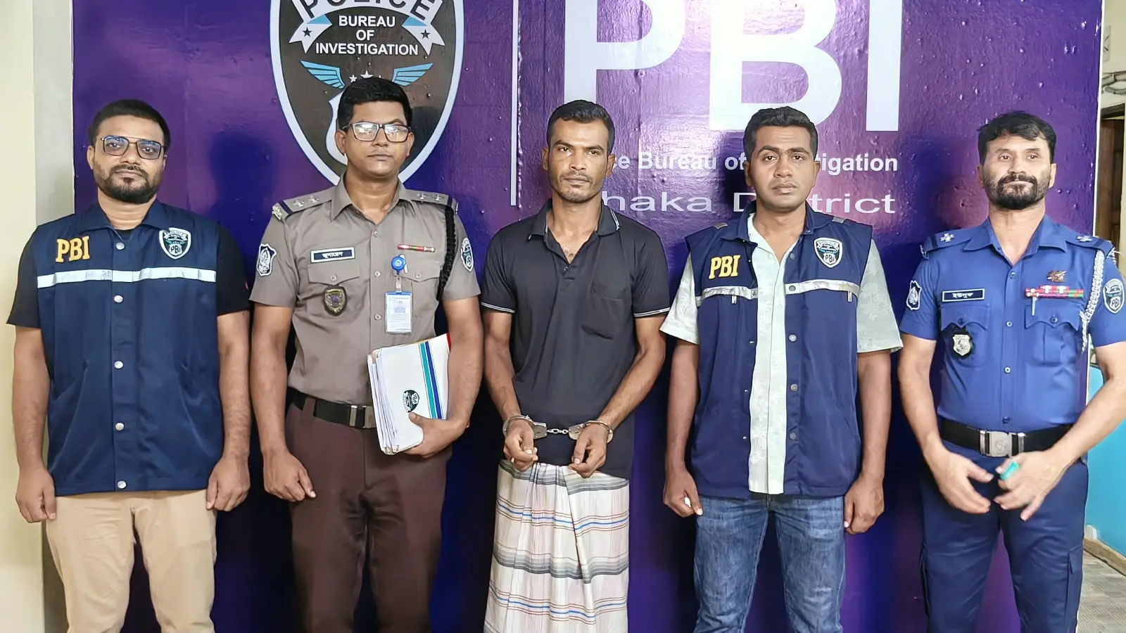 স্বামী মজনু রাজাকে চাঁপাইনবাবগঞ্জের সীমান্ত থেকে গ্রেফতার করা হয়