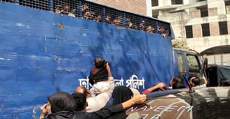 প্রিজন ভ্যানের ভেতর থেকেই স্বজনদের সঙ্গে কথা বলছেন আসামিরা