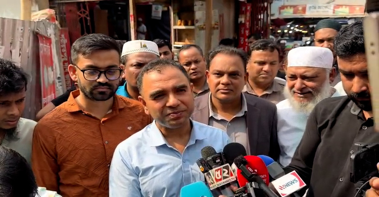 কিছু ব্যবসায়ী মূল্য তালিকার থেকে বেশি দামে পণ্য বিক্রি করছে