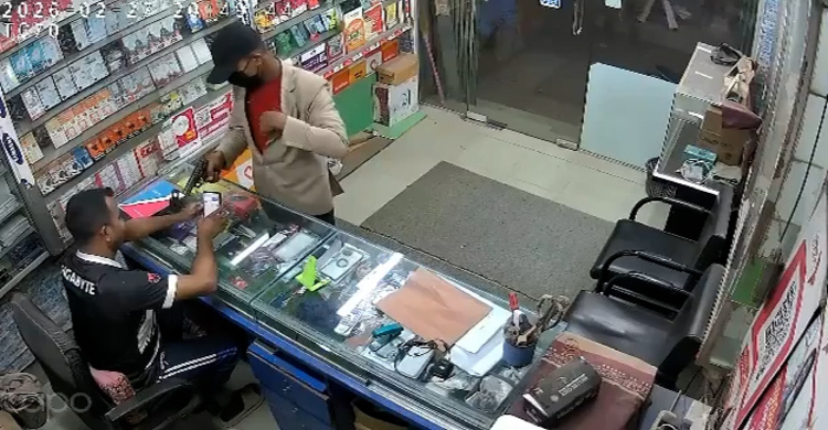 রাজধানীর সবুজবাগে দোকানে ঢুকে পিস্তল-ছুরি ঠেকিয়ে ছিনতাইয়ের চেষ্টা