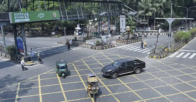 ঢাকার পথে পথে এখন শুধুই নীরবতা