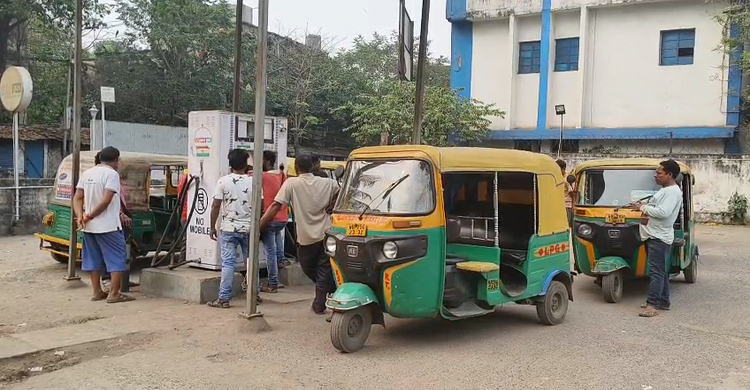 গ্যাস সঙ্কটে বন্ধ খাবারের হোটেল থেকে মিষ্টির দোকান, তীব্র সংকটে সিএনজি চালিত গাড়ি