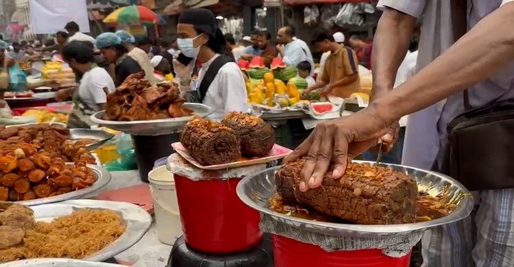 ছুটির দিনে জমজমাট নাজিরা বাজারের ইফতার হাট
