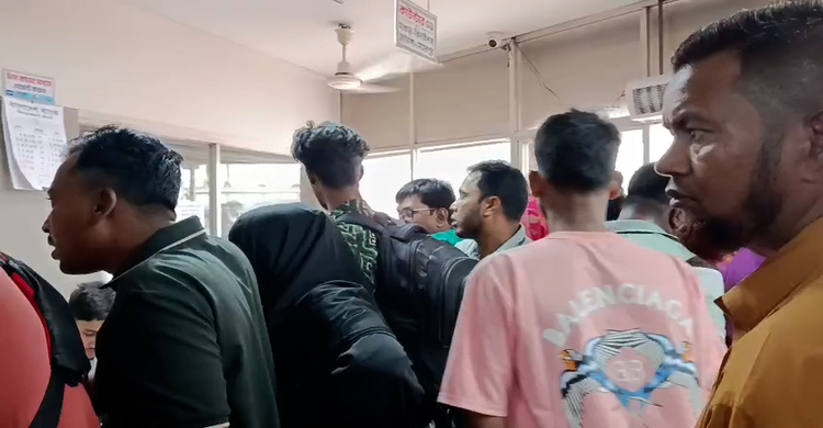 গাড়ি মিস করে কাউন্টারে যাত্রীদের তর্ক-বিতর্ক