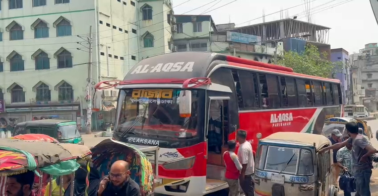 ঢাকায় ফিরতে বাস ভাড়া বাড়তি হওয়ায় অসন্তোষ যাত্রীদের