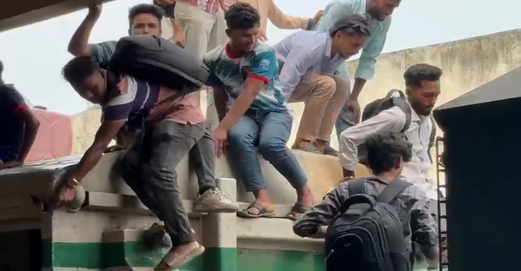 ঈদ শেষে ট্রেনের ছাদে করে ঢাকা ফিরছেন কর্মজীবী মানুষ