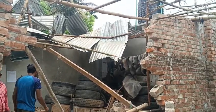 গাইবান্ধায় হাওয়ার মেশিন বিস্ফোরণে উড়ে গেছে দোকানের চাল, আহত ১