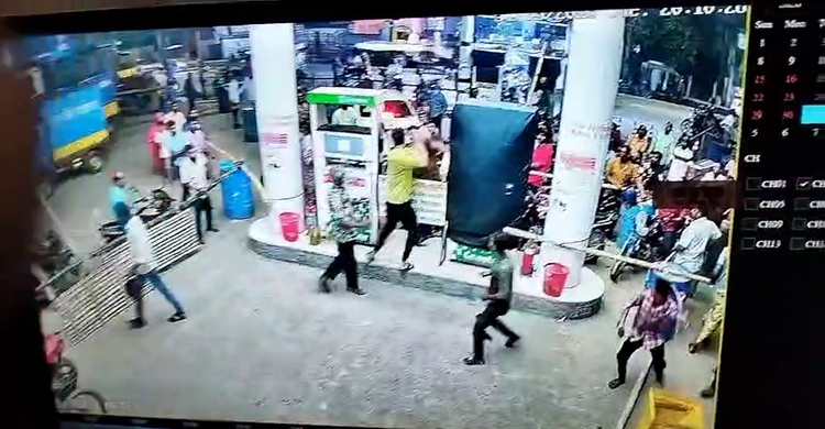নাটোরে বোতলে তেল না দেয়ায় পাম্প কর্মচারীর ওপর হামলা