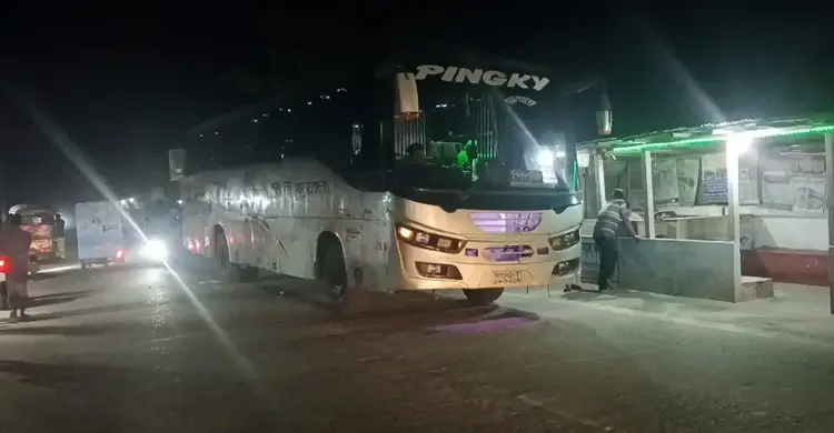 পথে পথে তেল নিয়ে গন্তব্যে যাচ্ছে দূরপাল্লার বাস