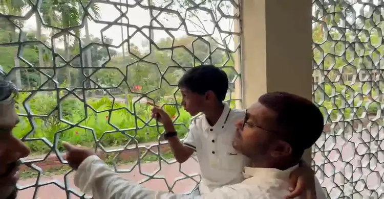 বর্ষবরণের দিনেও হাদির কবরে দোয়া-মোনাজাতে ব্যস্ত মানুষ