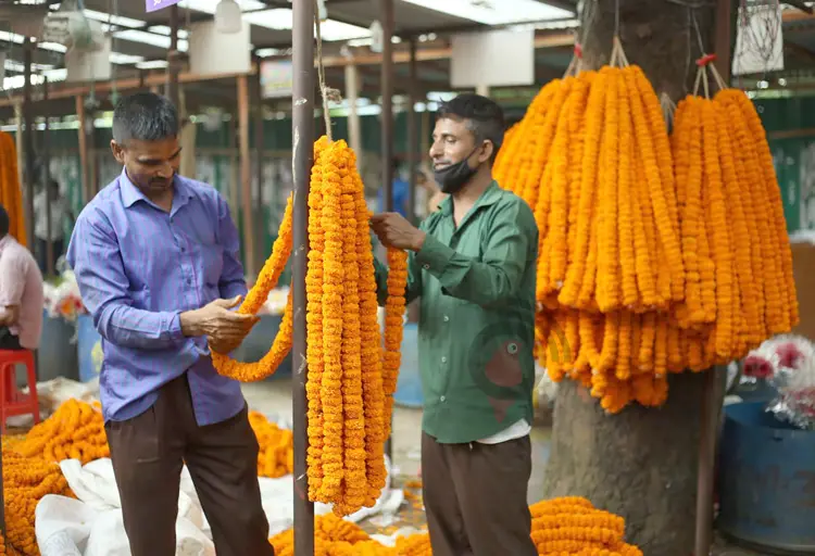 শেষ শ্রদ্ধায় গোলাপ নয়, গাঁদাই কেন